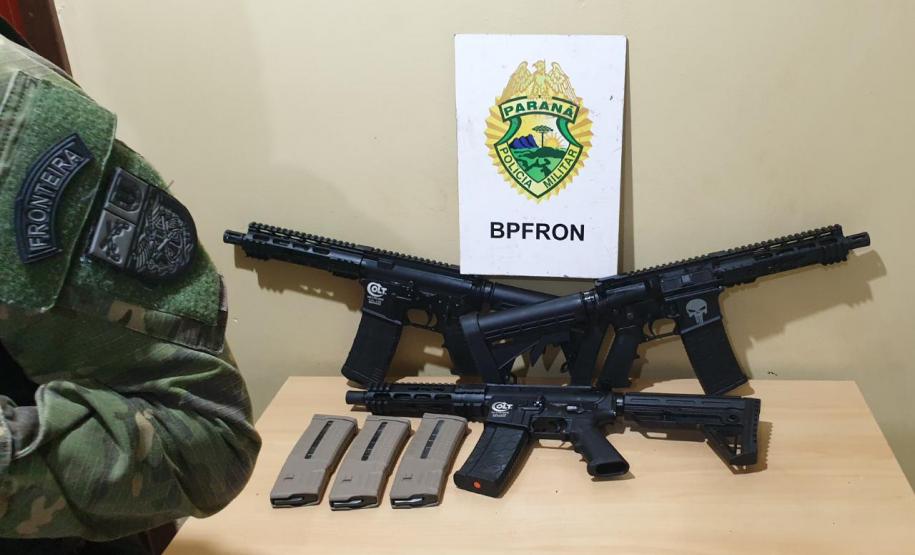 Polícia da Fronteira apreende três fuzis e diversos carregadores em ônibus de viagem, na cidade de Cascavel (PR)