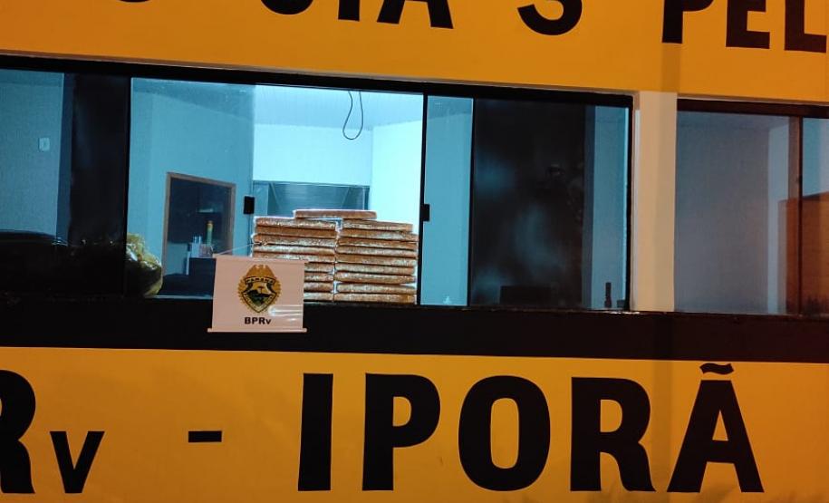 No Noroeste do estado, policiais militares rodoviários apreendem mais de 20 quilos de maconha que seriam levados até Santa Catarina