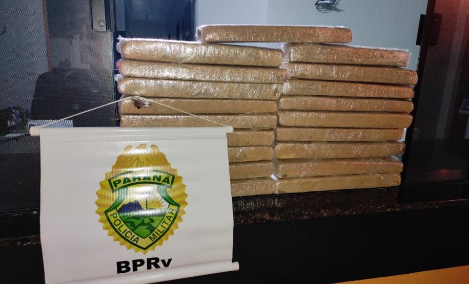 No Noroeste do estado, policiais militares rodoviários apreendem mais de 20 quilos de maconha que seriam levados até Santa Catarina