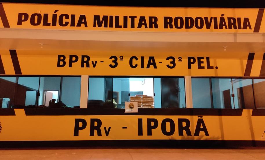 No Noroeste do estado, policiais militares rodoviários apreendem mais de 20 quilos de maconha que seriam levados até Santa Catarina