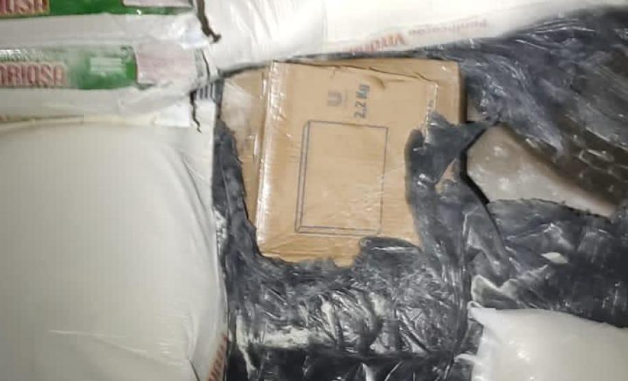 Grande quantidade de contrabando é apreendido pelo BPRv em meio a carga de farinha de trigo no Oeste do estado
