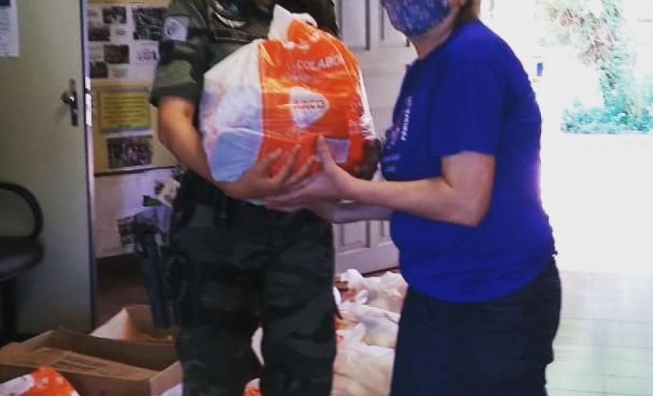 Polícia Ambiental e a sociedade civil organizada de Maringá (PR) doam 100 cestas básicas a famílias e entidades assistenciais