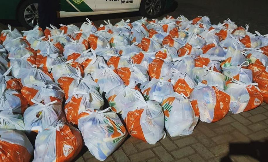 Polícia Ambiental e a sociedade civil organizada de Maringá (PR) doam 100 cestas básicas a famílias e entidades assistenciais