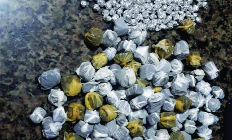 Quatro pessoas são encaminhadas pela PM e mais de 500 porções de crack e maconha são apreendidas em Jardim Alegre, no Norte do estado