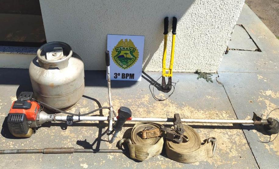 PM encaminha dois homens momentos após furto, recupera pneus de caminhão e apreende arma de fogo, em Palmas (PR)