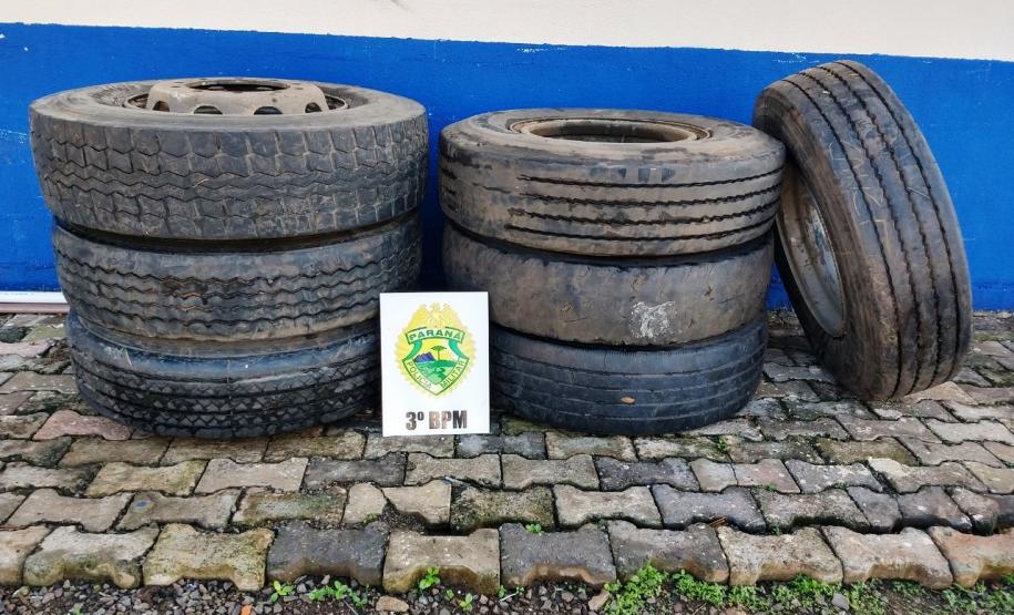 PM encaminha dois homens momentos após furto, recupera pneus de caminhão e apreende arma de fogo, em Palmas (PR)