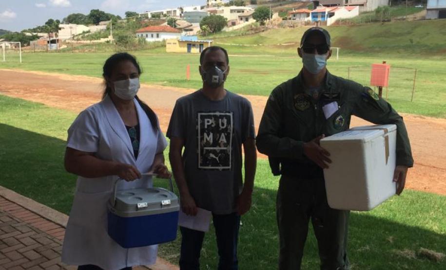 Aeronaves da PM levam vacinas e insumos para municípios do Interior do Paraná