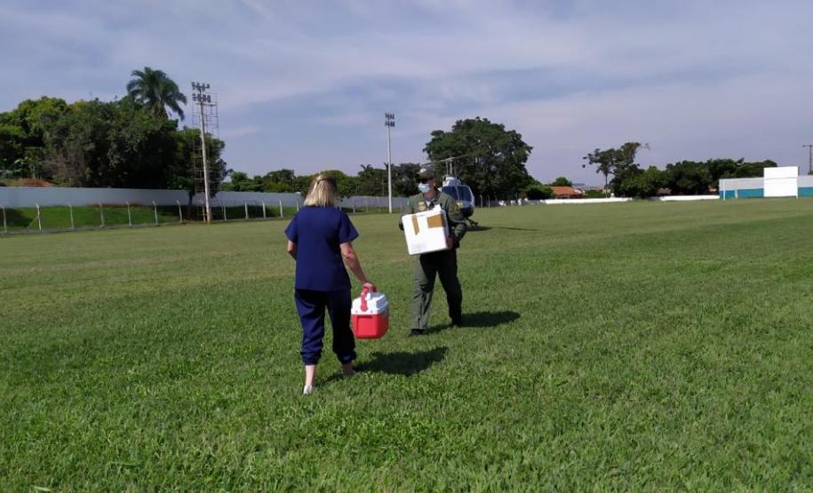 Aeronaves da PM levam vacinas e insumos para municípios do Interior do Paraná