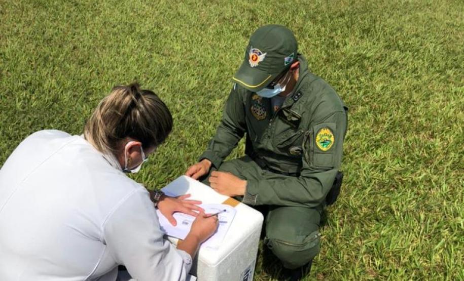 Aeronaves da PM levam vacinas e insumos para municípios do Interior do Paraná