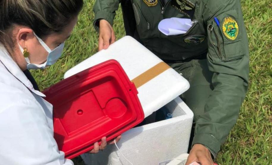 Aeronaves da PM levam vacinas e insumos para municípios do Interior do Paraná
