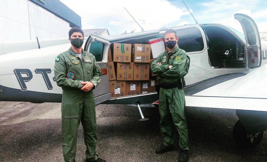 Aeronaves da PM levam vacinas e insumos para municípios do Interior do Paraná