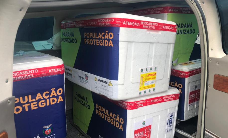 Aeronaves da PM levam vacinas e insumos para municípios do Interior do Paraná