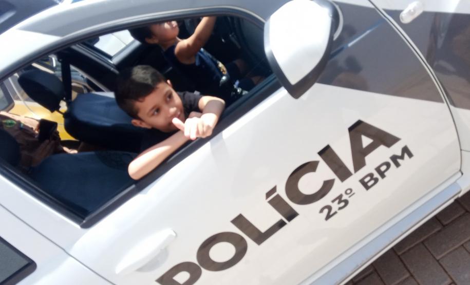 23º Batalhão da PM presta homenagem a tenente que faleceu em serviço e recebe sua família em Curitiba