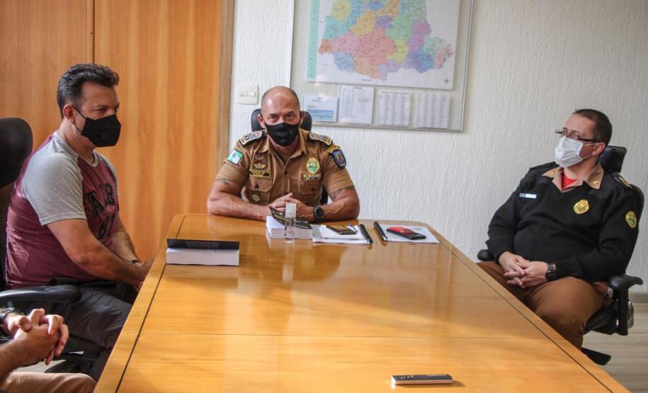 Oficiais da PM do Paraná lançam livro sobre doutrina e prática de Negociação em Crises