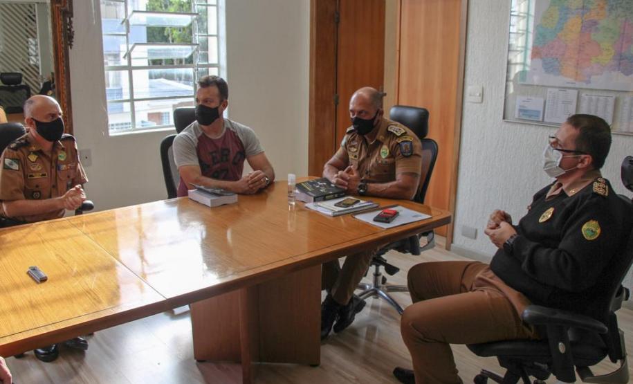 Oficiais da PM do Paraná lançam livro sobre doutrina e prática de Negociação em Crises