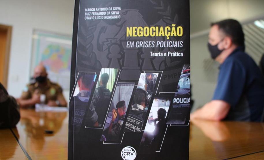 Oficiais da PM do Paraná lançam livro sobre doutrina e prática de Negociação em Crises