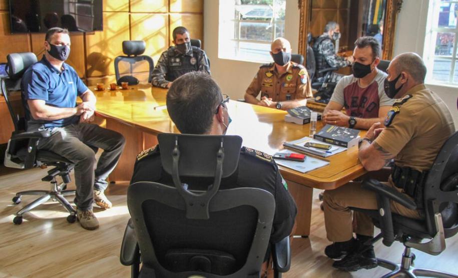 Oficiais da PM do Paraná lançam livro sobre doutrina e prática de Negociação em Crises