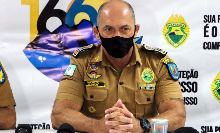 Um grupo responsável pelo tráfico de drogas na região da Vitória Régia, no bairro Cidade Industrial de Curitiba (CIC), foi alvo da Operação Palácios, da Polícia Militar, nesta terça-feira (30). As equipes cumpriram 23 mandados de busca e apreensão e 12 mandados de prisão em pontos de venda e consumo de drogas e nas residências de pessoas envolvidas com a atividade criminosa. A operação prendeu dez pessoas. Mais de R$ 55 mil em dinheiro, além de pistola e drogas (cocaína, maconha e crack) foram apreendidos.