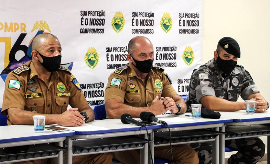 Um grupo responsável pelo tráfico de drogas na região da Vitória Régia, no bairro Cidade Industrial de Curitiba (CIC), foi alvo da Operação Palácios, da Polícia Militar, nesta terça-feira (30). As equipes cumpriram 23 mandados de busca e apreensão e 12 mandados de prisão em pontos de venda e consumo de drogas e nas residências de pessoas envolvidas com a atividade criminosa. A operação prendeu dez pessoas. Mais de R$ 55 mil em dinheiro, além de pistola e drogas (cocaína, maconha e crack) foram apreendidos.