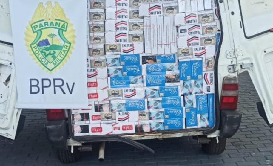 BPRv apreende carro carregado com 23 mil maços de cigarros contrabandeados em ação conjunta com a Receita Federal