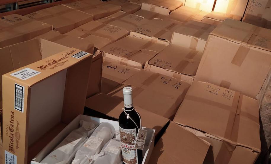Duas mil garrafas de vinho contrabandeado da Argentina são apreendidas pela PM em São Jorge D’Oeste, no interior do estado