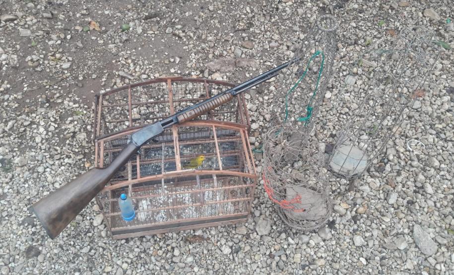BPAmb-FV prende homem e apreende 600 metros de redes, aves silvestres e duas armas de fogo em situações distintas no Paraná