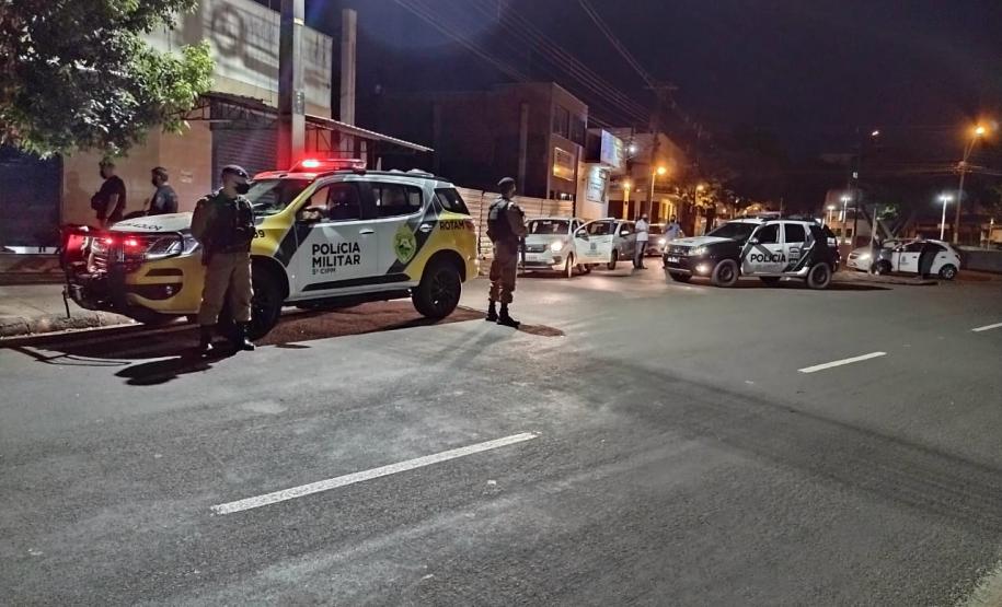 Policiais militares prestam orientações sobre o cumprimento do decreto governamental durante operação AIFU em Cianorte (PR)