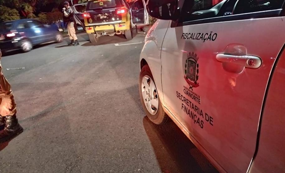 Policiais militares prestam orientações sobre o cumprimento do decreto governamental durante operação AIFU em Cianorte (PR)