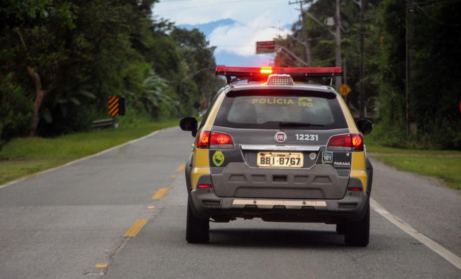 Menino admirador da PM recebe visita de policiais e ganha fardinha de presente de aniversário em Morretes (PR)