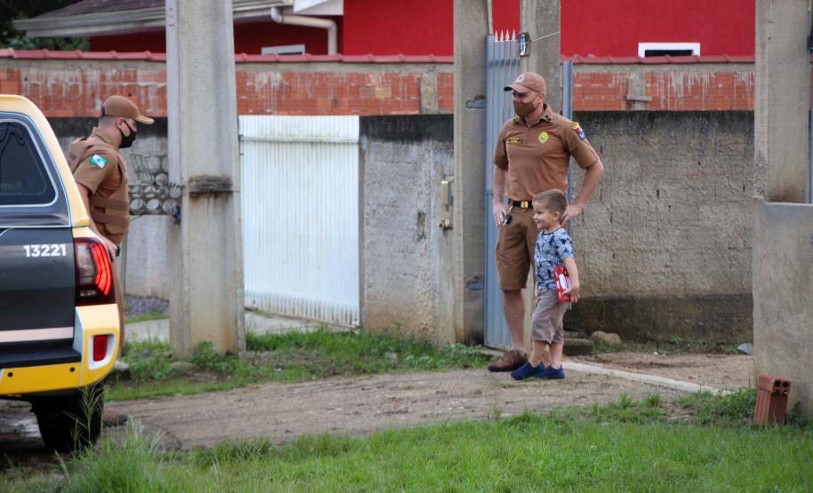 Menino admirador da PM recebe visita de policiais e ganha fardinha de presente de aniversário em Morretes (PR)