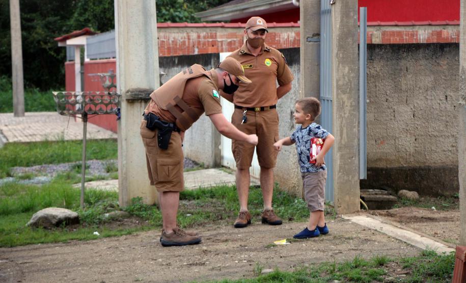 Menino admirador da PM recebe visita de policiais e ganha fardinha de presente de aniversário em Morretes (PR)