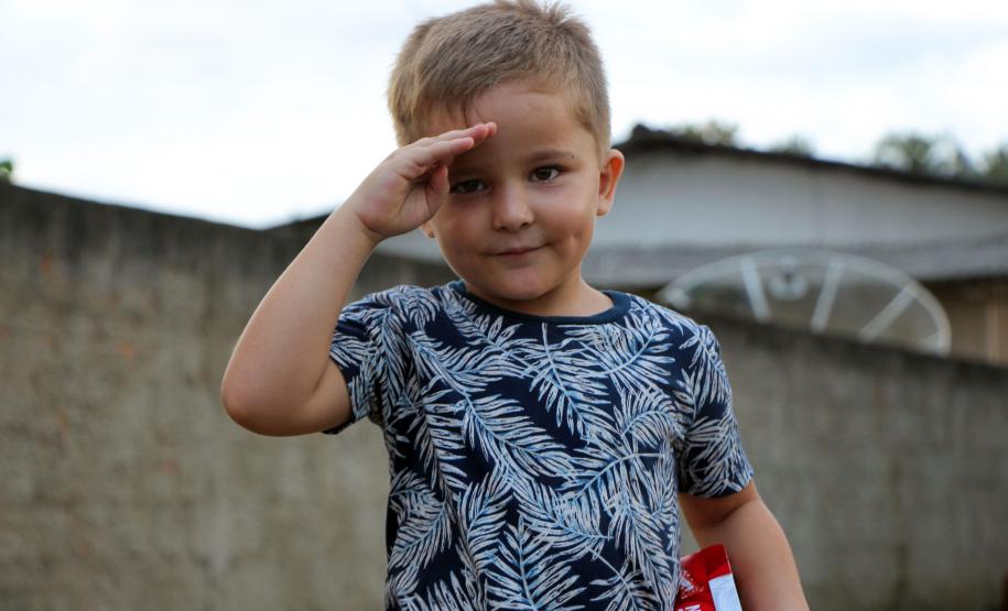 Menino admirador da PM recebe visita de policiais e ganha fardinha de presente de aniversário em Morretes (PR)