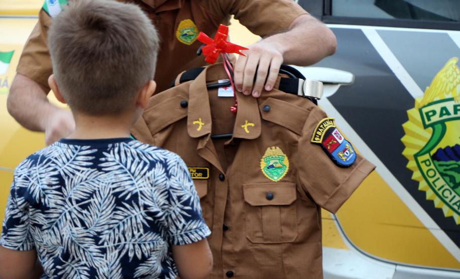 Menino admirador da PM recebe visita de policiais e ganha fardinha de presente de aniversário em Morretes (PR)