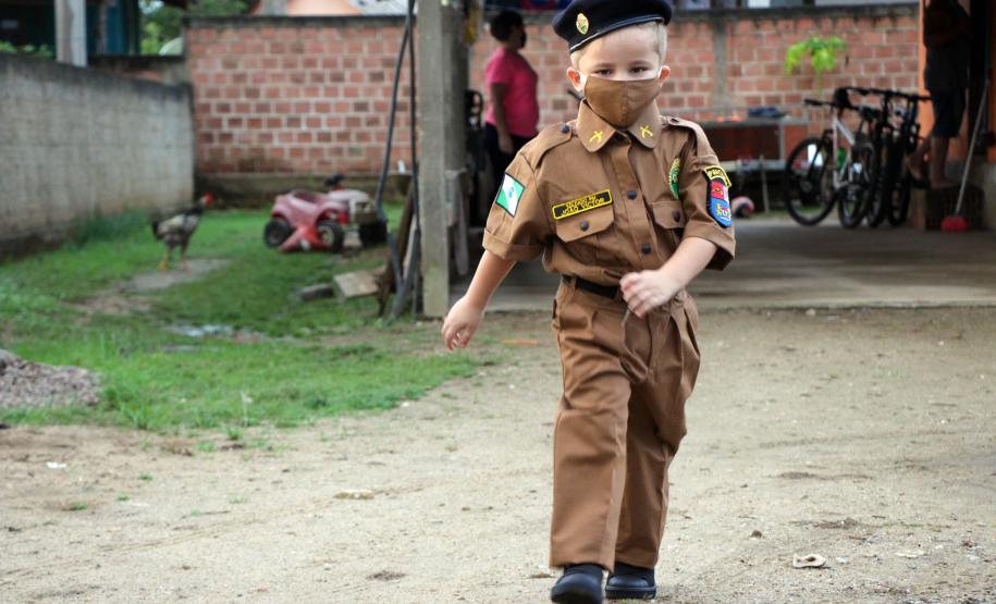 Menino admirador da PM recebe visita de policiais e ganha fardinha de presente de aniversário em Morretes (PR)