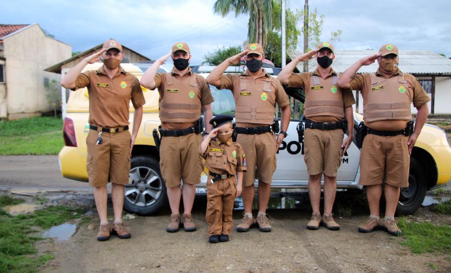 Menino admirador da PM recebe visita de policiais e ganha fardinha de presente de aniversário em Morretes (PR)