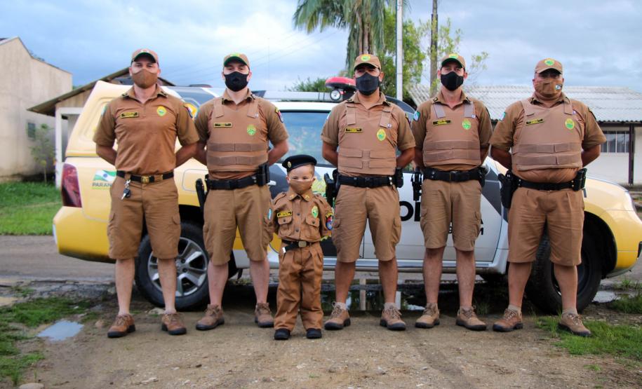 Menino admirador da PM recebe visita de policiais e ganha fardinha de presente de aniversário em Morretes (PR)