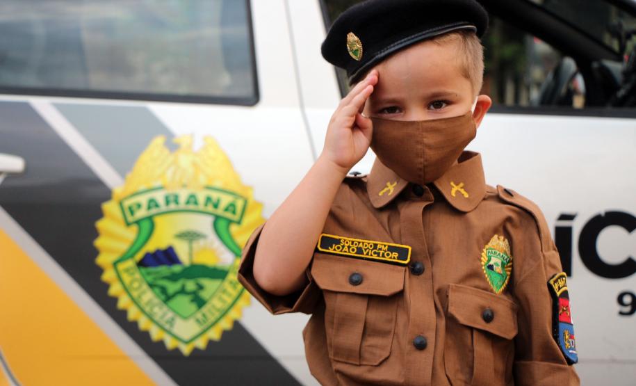 Menino admirador da PM recebe visita de policiais e ganha fardinha de presente de aniversário em Morretes (PR)