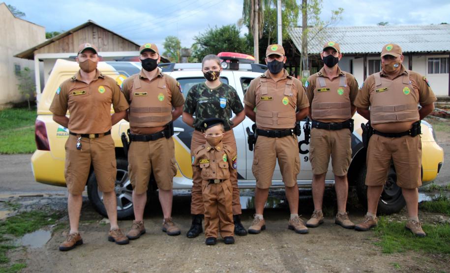 Menino admirador da PM recebe visita de policiais e ganha fardinha de presente de aniversário em Morretes (PR)
