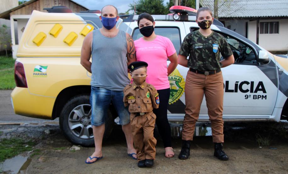 Menino admirador da PM recebe visita de policiais e ganha fardinha de presente de aniversário em Morretes (PR)