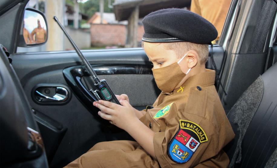 Menino admirador da PM recebe visita de policiais e ganha fardinha de presente de aniversário em Morretes (PR)