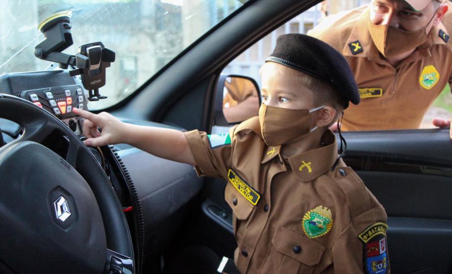 Menino admirador da PM recebe visita de policiais e ganha fardinha de presente de aniversário em Morretes (PR)