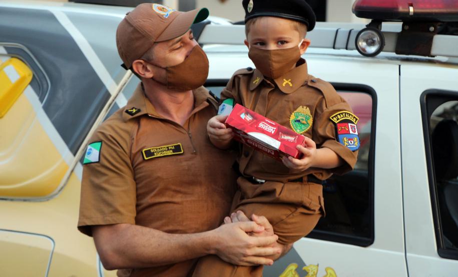 Menino admirador da PM recebe visita de policiais e ganha fardinha de presente de aniversário em Morretes (PR)