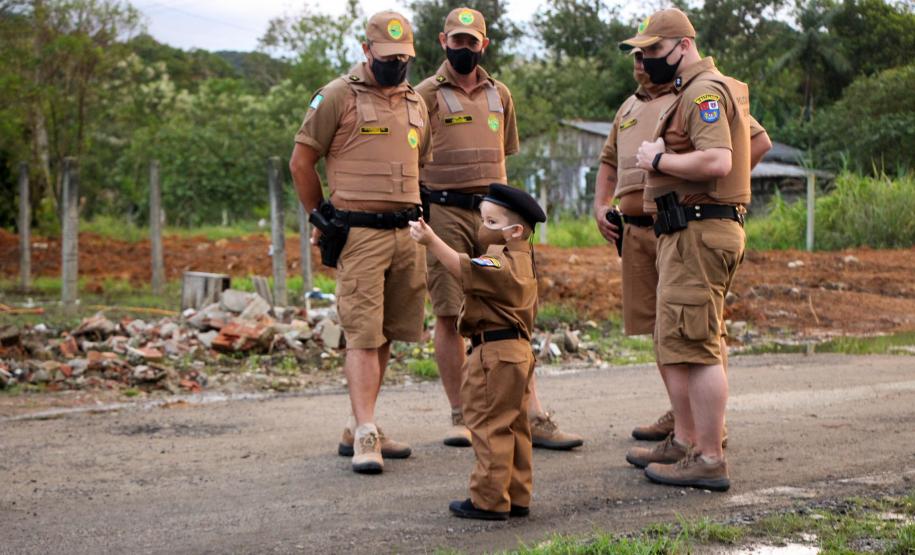 Menino admirador da PM recebe visita de policiais e ganha fardinha de presente de aniversário em Morretes (PR)