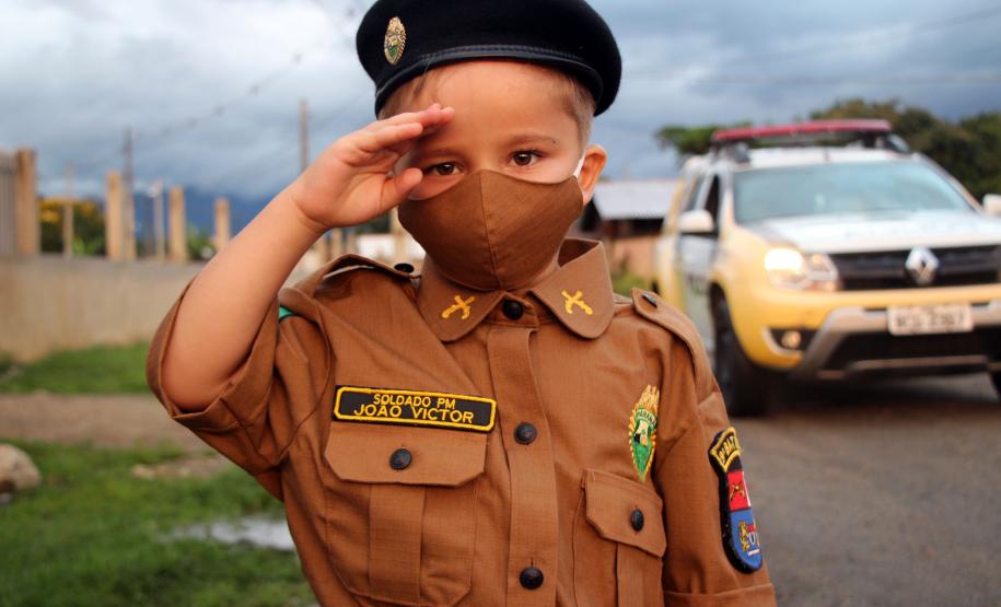 Menino admirador da PM recebe visita de policiais e ganha fardinha de presente de aniversário em Morretes (PR)