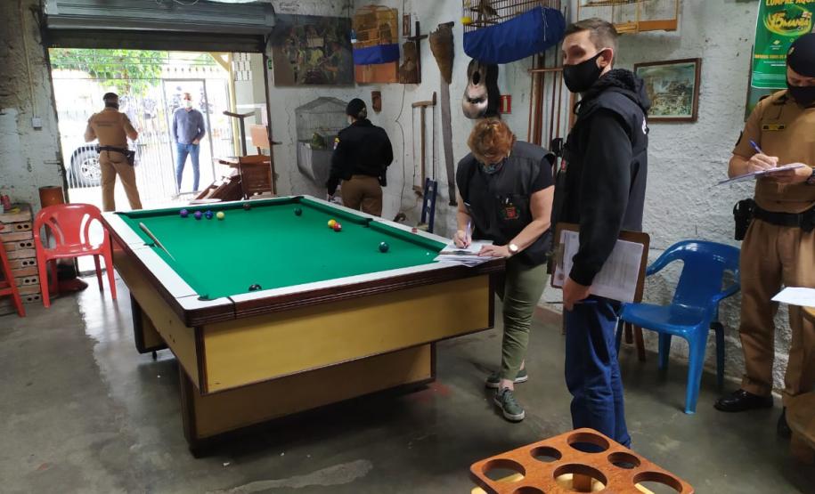 AIFU fecha oito estabelecimentos comerciais e encerra festa com 170 pessoas em Curitiba (PR)