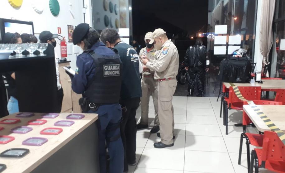 AIFU fiscaliza 22 estabelecimentos comerciais e aborda 50 pessoas em Fazenda Rio Grande, na RMC