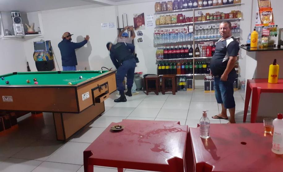 AIFU fiscaliza 22 estabelecimentos comerciais e aborda 50 pessoas em Fazenda Rio Grande, na RMC