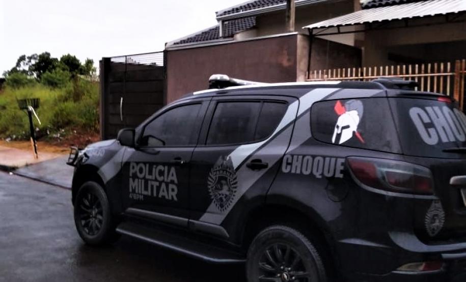 Ação integrada entre a PMPR e a PCPR em Mandaguaçu (PR) cumpre seis mandados judiciais com apreensão de drogas e dinheiro
