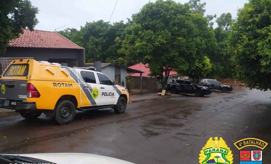 Ação integrada entre a PMPR e a PCPR em Mandaguaçu (PR) cumpre seis mandados judiciais com apreensão de drogas e dinheiro