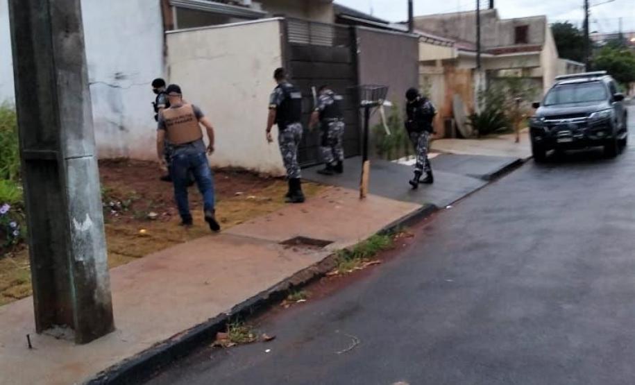 Ação integrada entre a PMPR e a PCPR em Mandaguaçu (PR) cumpre seis mandados judiciais com apreensão de drogas e dinheiro
